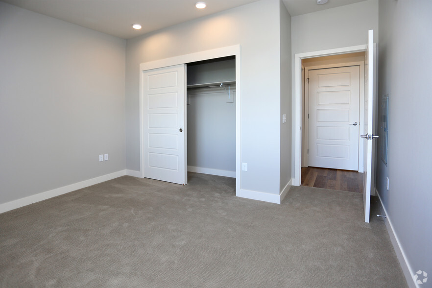 2100 W Littleton Blvd, Littleton, CO for rent - Interior Photo - Image 3 of 112