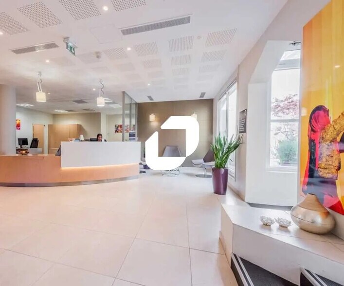 Office in Neuilly-sur-Seine to rent - Lobby - Image 2 of 11