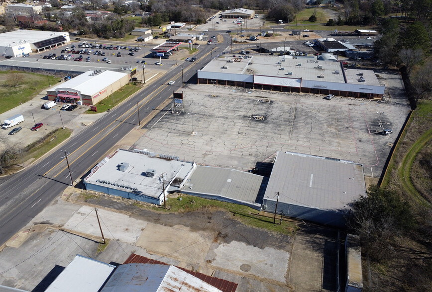 315-330 E Spring St, Palestine, TX for rent - Building Photo - Image 3 of 29