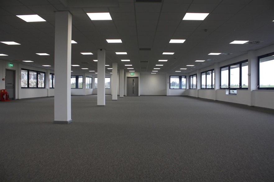 Woodlands, Bradley Stoke to rent - Interior Photo - Image 2 of 11