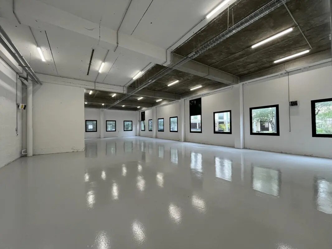 Light Industrial in Limonest to rent Interior Photo- Image 1 of 19