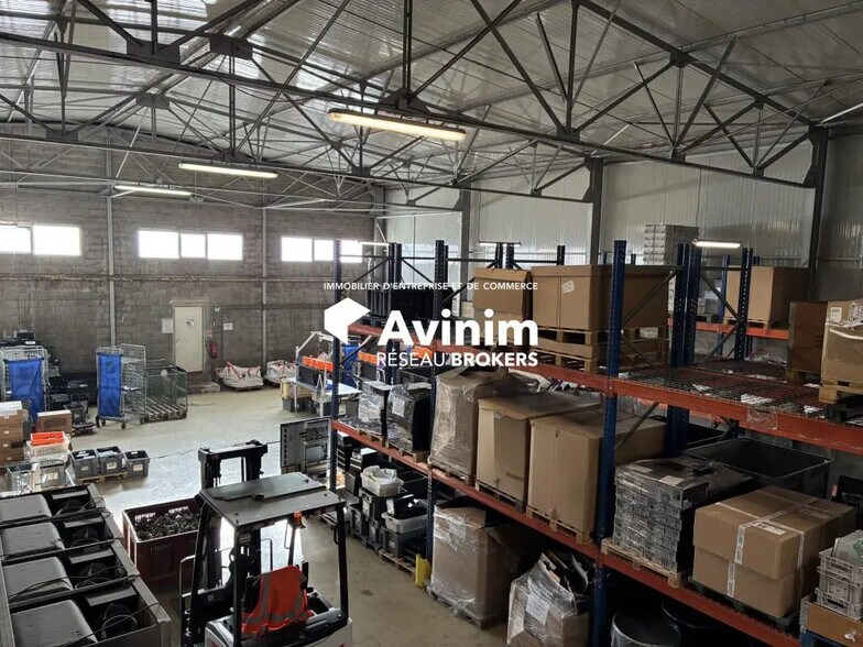 Industrial in Vitrolles to rent - Interior Photo - Image 1 of 6