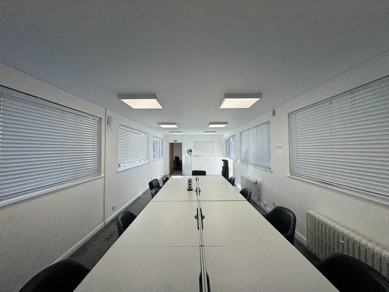 105-107 Bath Rd, Cheltenham to rent - Interior Photo - Image 2 of 4