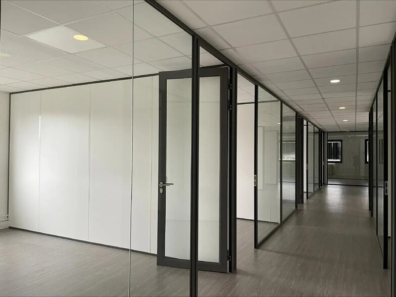 Light Industrial in Cergy to rent - Interior Photo - Image 1 of 15