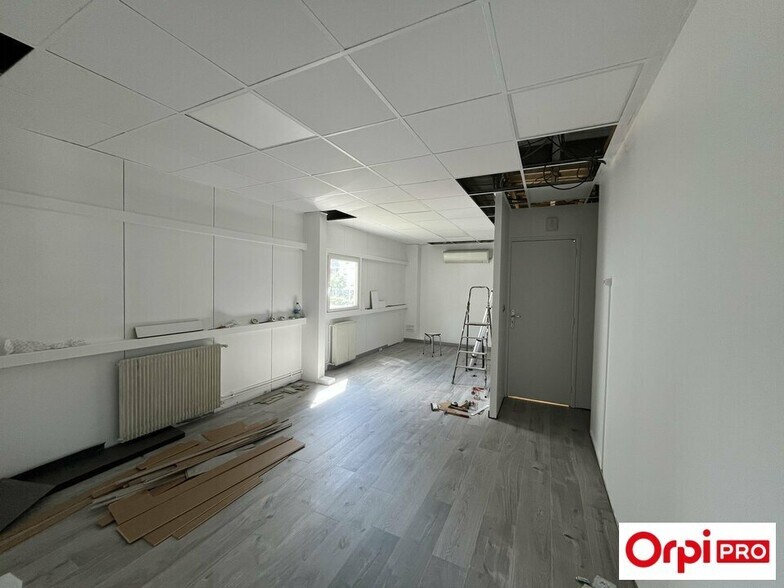 Office in Corbas to rent - Building Photo - Image 3 of 7