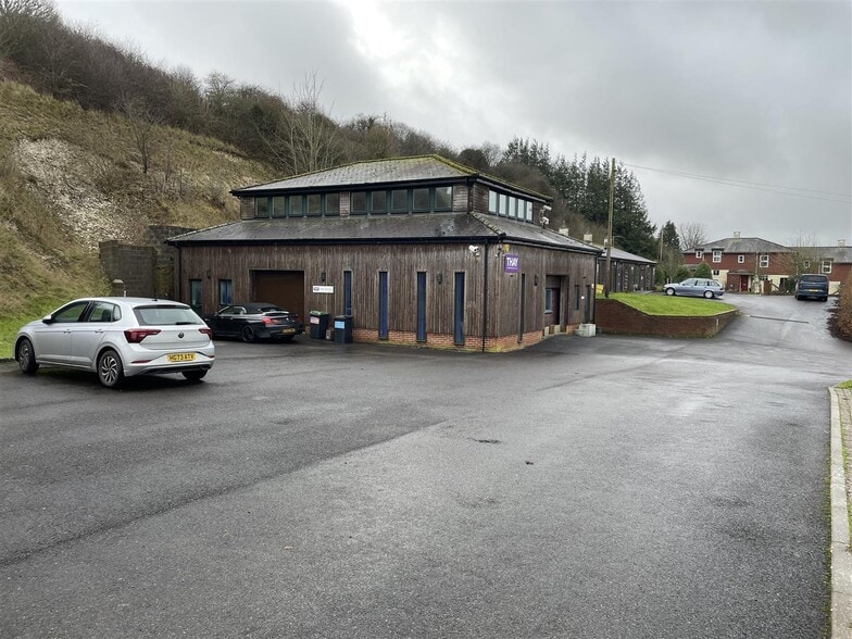 1-4 Hawthorne Farm Business Park, Winterborne Stickland to rent - Building Photo - Image 2 of 2