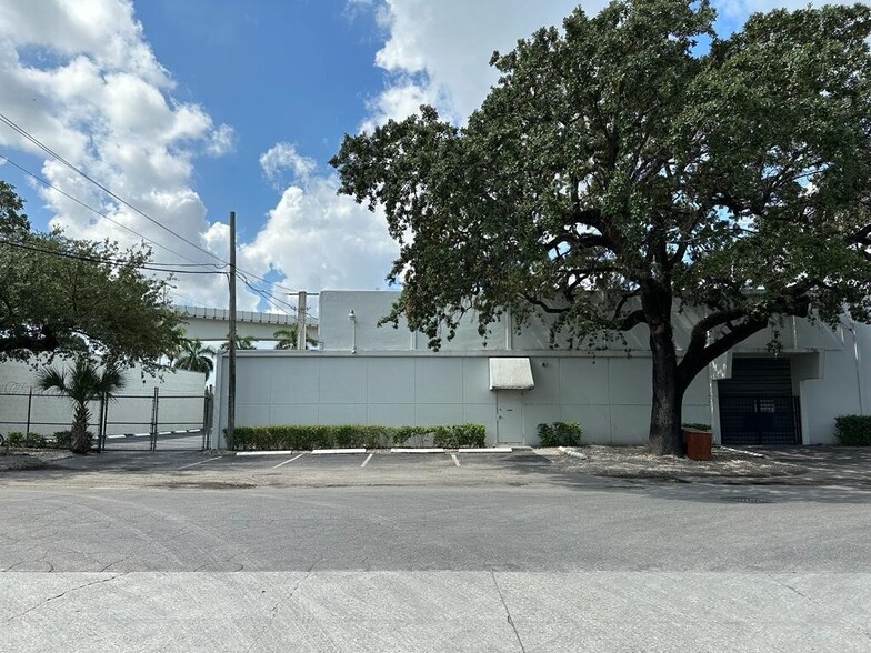 3300 NW 41st St, Miami, FL for rent - Building Photo - Image 2 of 8