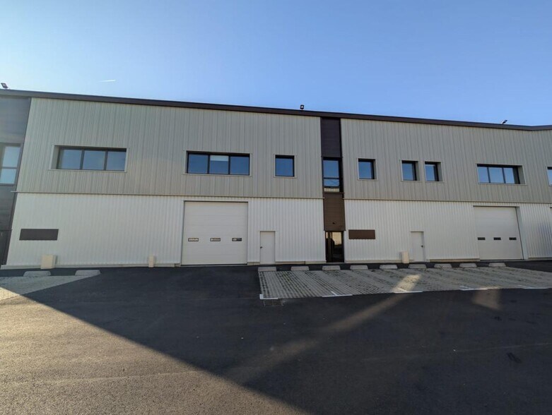 Light Industrial in Osny to rent - Building Photo - Image 3 of 6