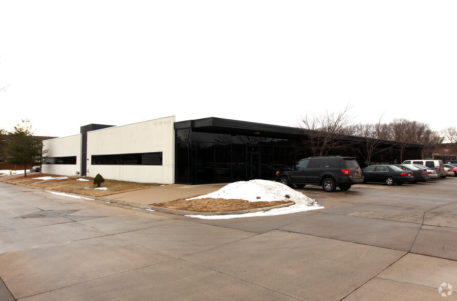 1031 Office Park Rd, West Des Moines, IA for rent - Building Photo - Image 1 of 20