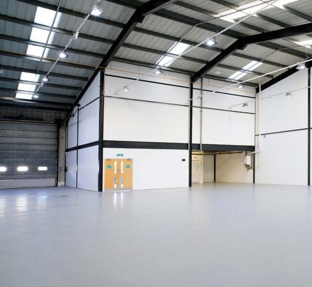 Deadbrook Ln, Aldershot to rent - Interior Photo - Image 2 of 3