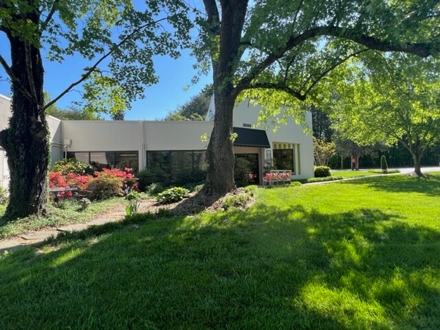 3500 Old Battleground Rd, Greensboro, NC to rent - Lobby - Image 1 of 6