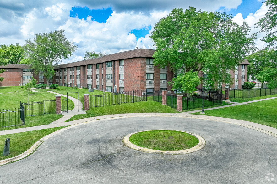 808 Ridge Dr, DeKalb, IL for sale - Primary Photo - Image 1 of 1