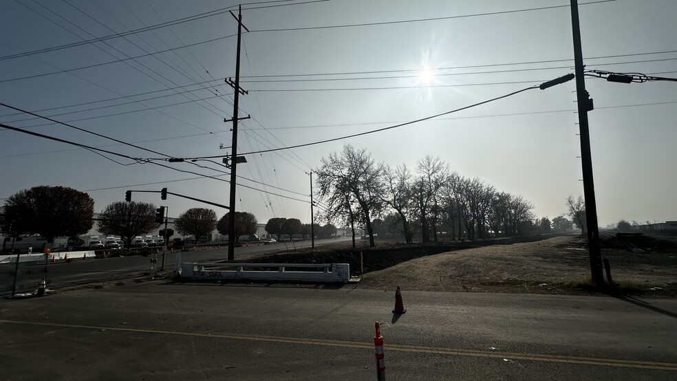 3035-3049 S Chestnut Ave, Fresno, CA for sale - Building Photo - Image 3 of 8