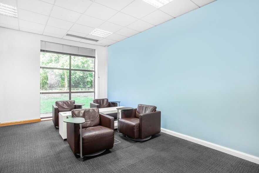 Central Blvd, Solihull to rent - Interior Photo - Image 2 of 10