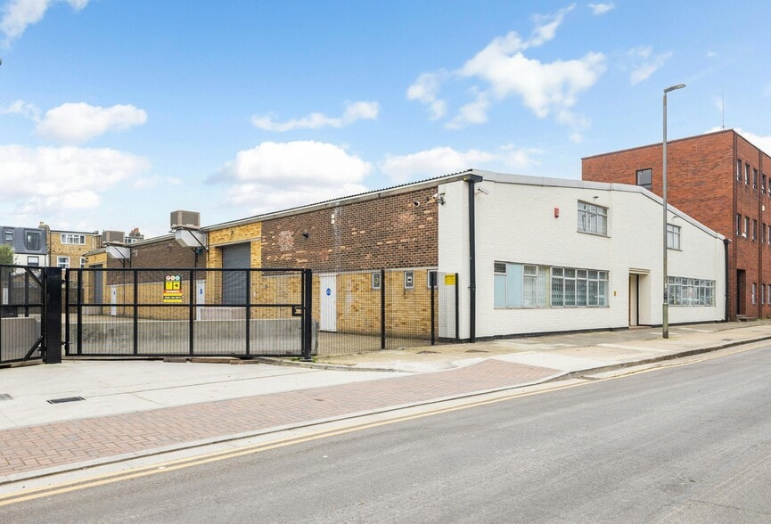 Lydden Rd, London to rent - Building Photo - Image 2 of 15