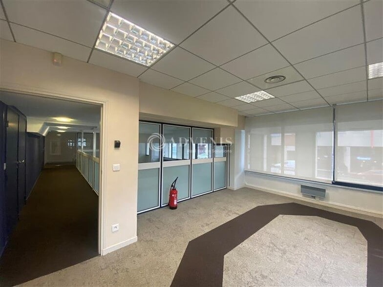 21 Avenue Du Centre, Montigny-le-Bretonneux to rent - Interior Photo - Image 3 of 4