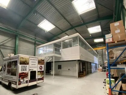 Industrial in Montigny-le-Bretonneux for sale Building Photo- Image 1 of 10