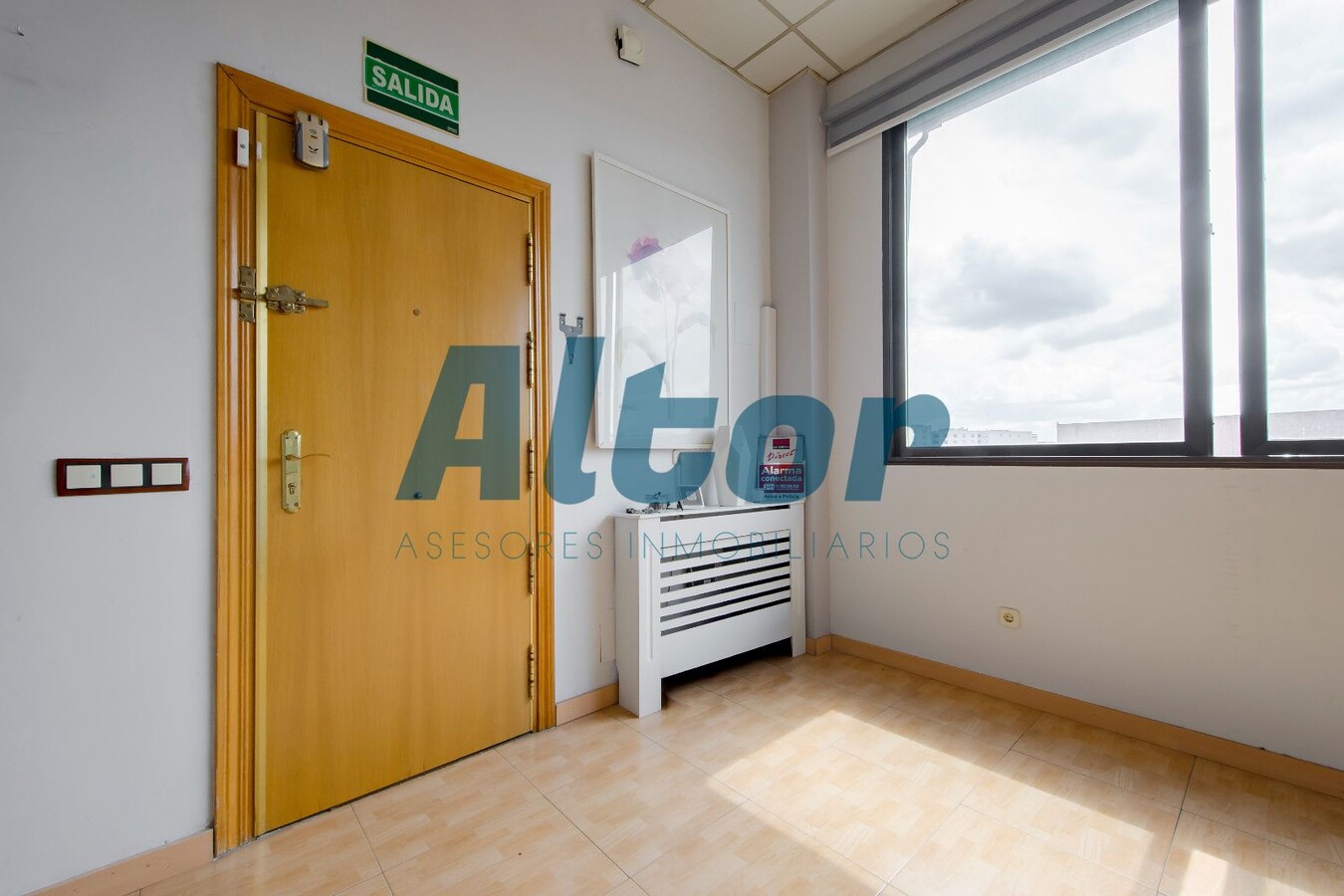 Madrid, MAD 28031 -  -  - Interior Photo - Image 2 of 9