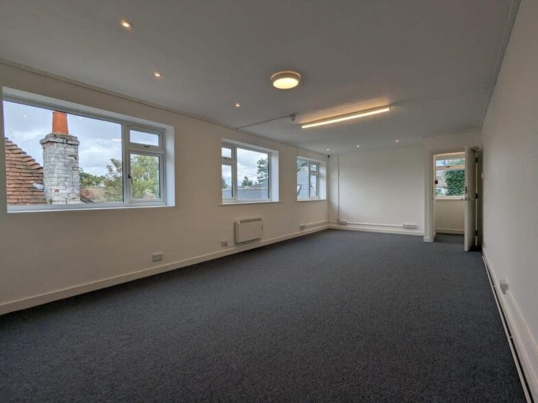 35 High St, Leatherhead to rent - Building Photo - Image 2 of 4