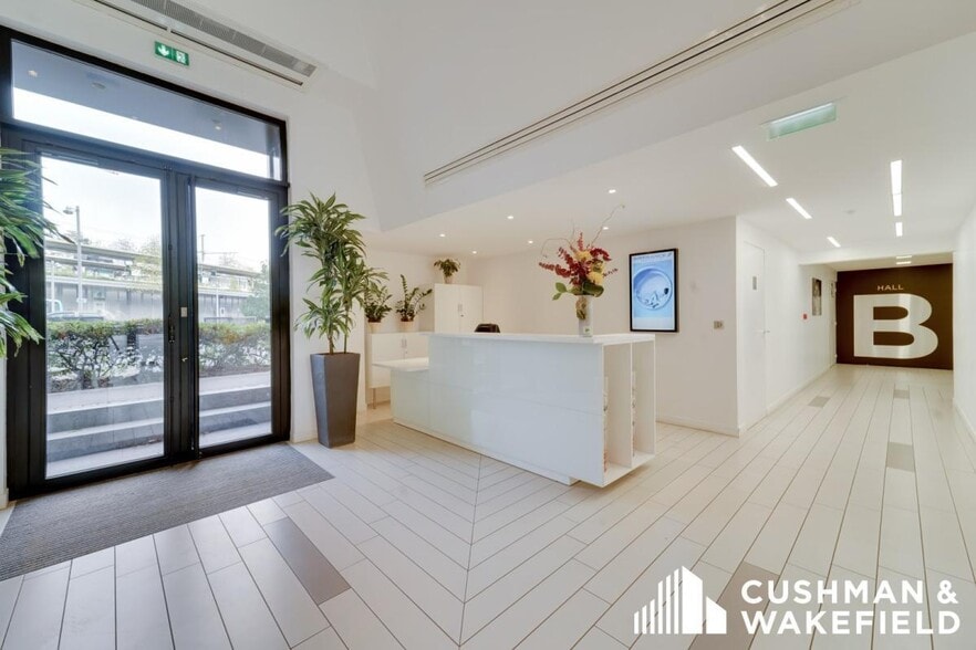 106 Avenue Albert 1er, Rueil-Malmaison to rent - Lobby - Image 3 of 8