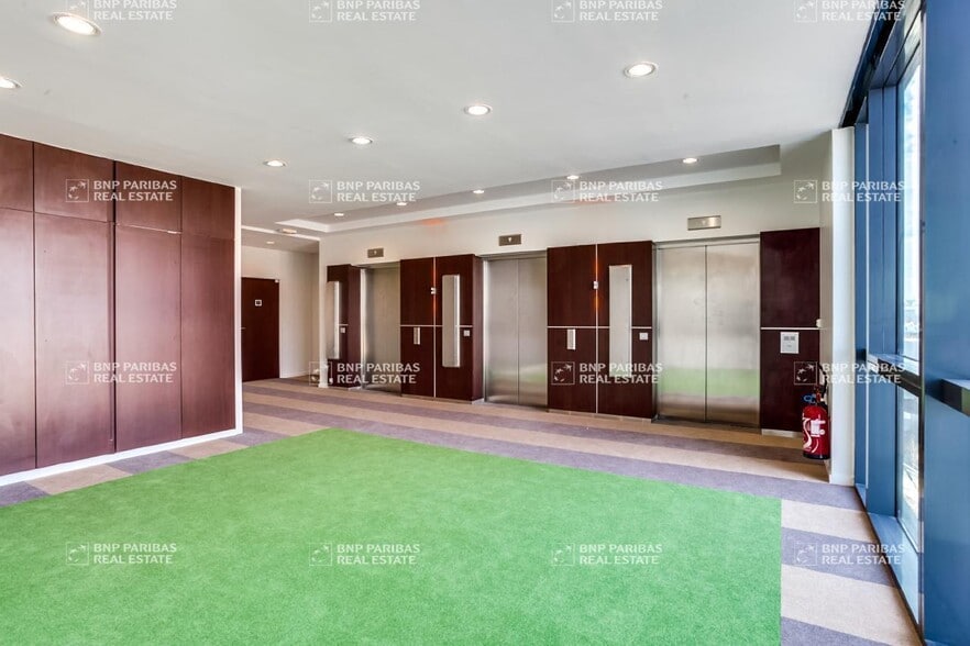 3 Rue Christophe Colomb, Massy to rent - Lobby - Image 3 of 13