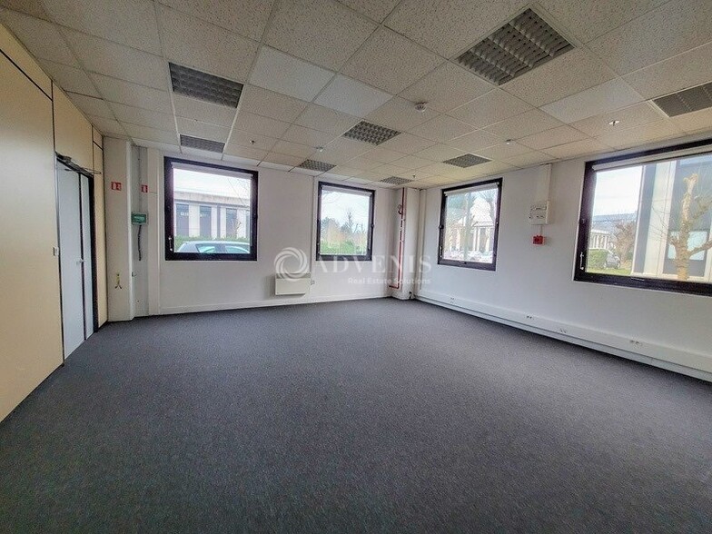 1723 Rue Du Petit Albi, Cergy to rent - Interior Photo - Image 3 of 38