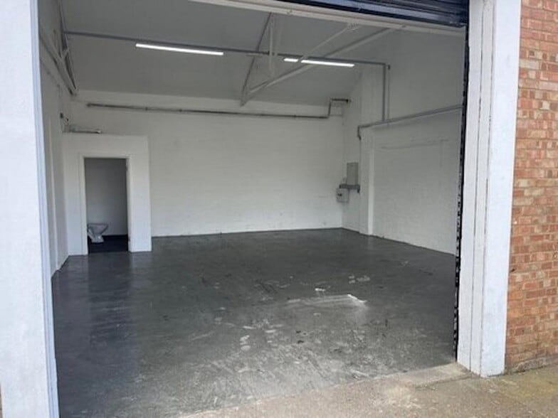 56 Magnet Rd, Wembley to rent - Building Photo - Image 2 of 17