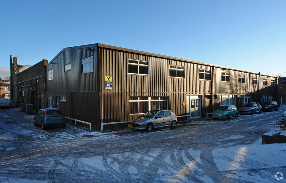 Carrbottom Rd, Bradford to rent - Building Photo - Image 2 of 7