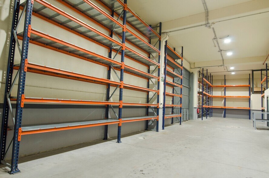 Industrial in Alcorcón, Madrid to rent - Building Photo - Image 3 of 5