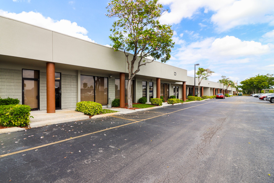 2700 W Cypress Creek Rd, Fort Lauderdale, FL for rent - Building Photo - Image 3 of 10