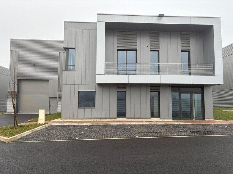 Light Industrial in Courtry to rent - Building Photo - Image 1 of 12