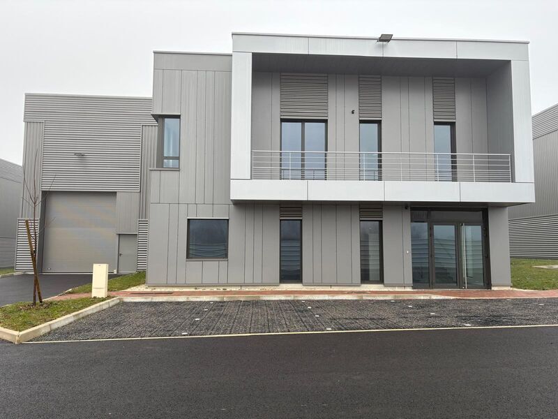 Light Industrial in Courtry to rent Building Photo- Image 1 of 13