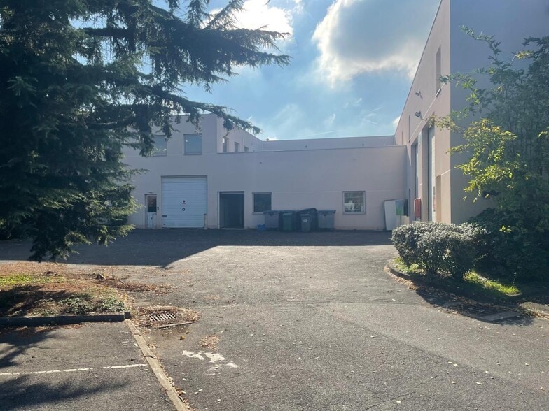 Light Industrial in Nanterre to rent - Building Photo - Image 1 of 12