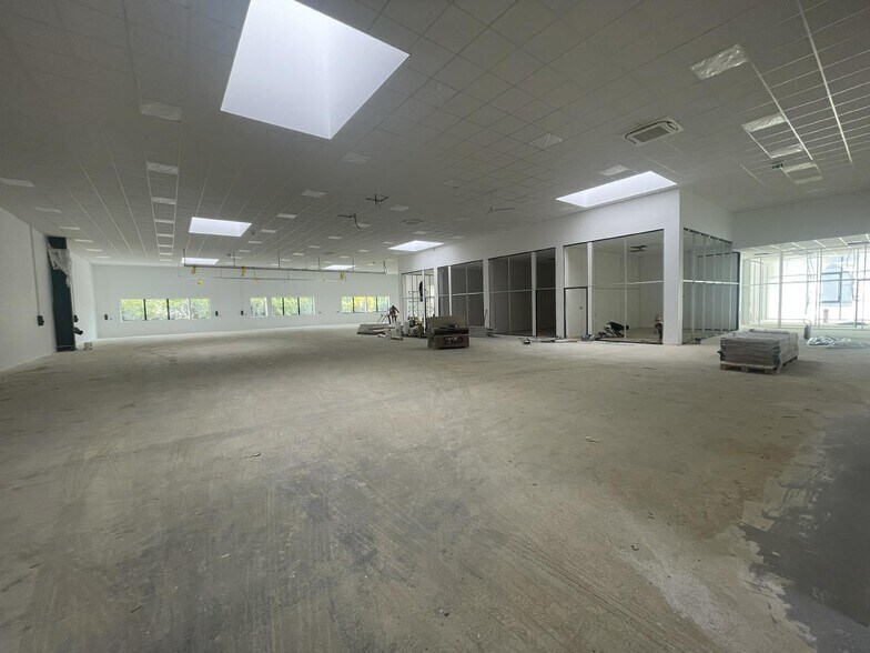 Light Industrial in Villebon-sur-Yvette for sale - Interior Photo - Image 3 of 7