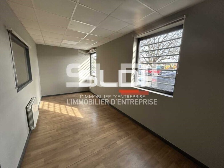 9 Rue Du Dauphiné, Saint-Priest to rent - Interior Photo - Image 3 of 19