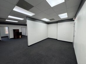 2760 Lake Sahara Dr, Las Vegas, NV to rent Interior Photo- Image 2 of 11