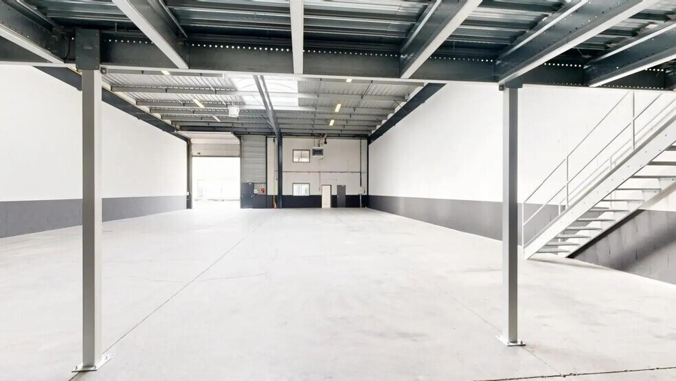 Industrial in Bezons to rent - Building Photo - Image 1 of 11