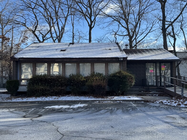 43 Radio Ave, Miller Place, NY for rent - Primary Photo - Image 1 of 16