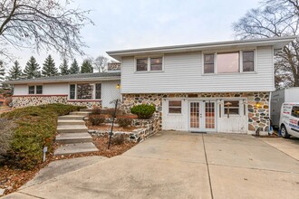 9609 W Loomis Rd, Franklin, WI for sale Primary Photo- Image 1 of 20