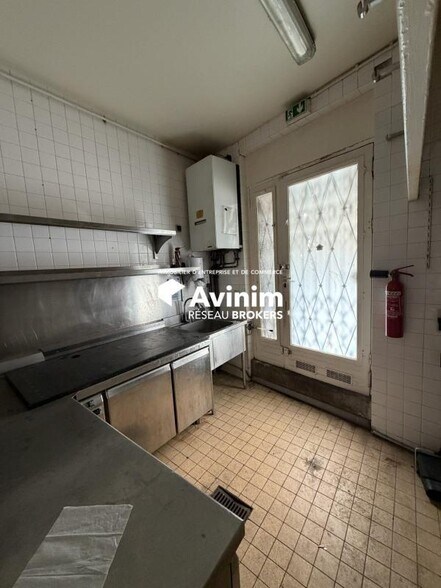 Retail in Paris to rent - Interior Photo - Image 2 of 2