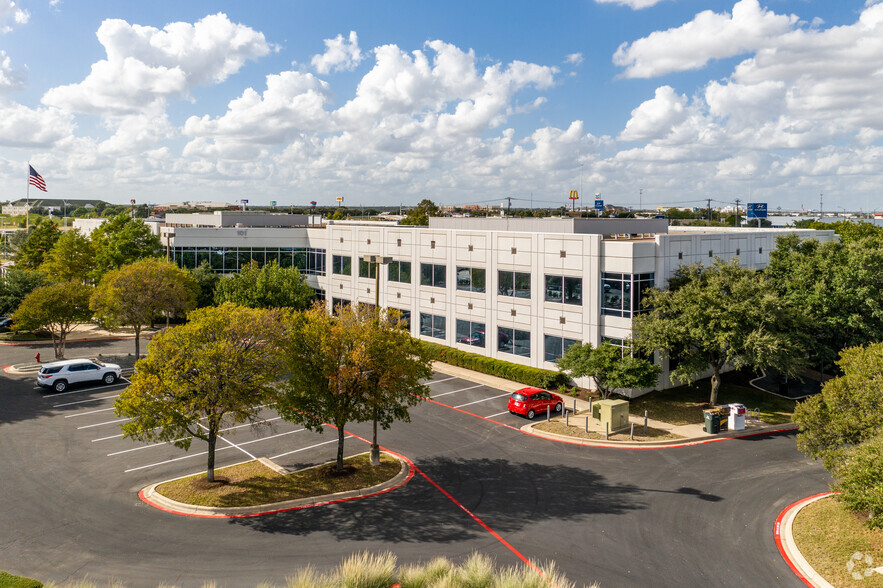 101 E Old Settlers Blvd, Round Rock, TX for rent - Building Photo - Image 1 of 13