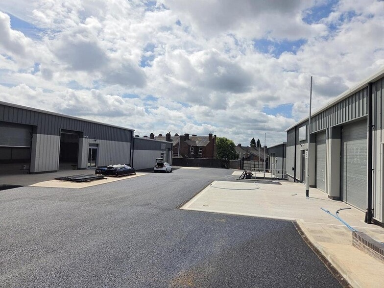 Hartshill Rd, Stoke On Trent to rent - Building Photo - Image 3 of 28