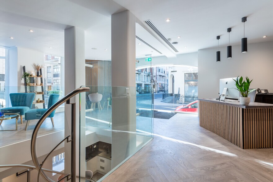 12 Margaret St, London to rent - Interior Photo - Image 2 of 6