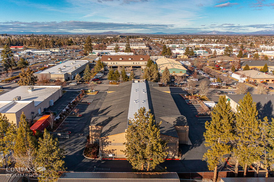 2491 NE Twin Knolls Dr, Bend, OR for rent - Building Photo - Image 3 of 20