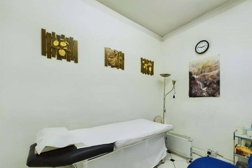 The White Hart Arcade portfolio of 6 properties for sale on LoopNet.co.uk - Interior Photo - Image 3 of 10