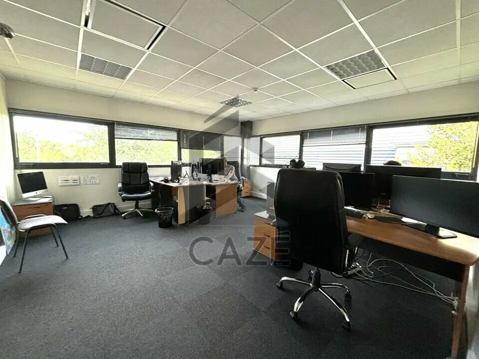 Location Bureaux 215 m² - Photo 1