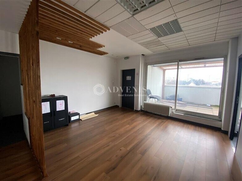 Office in Vitry-sur-Seine to rent - Building Photo - Image 2 of 8