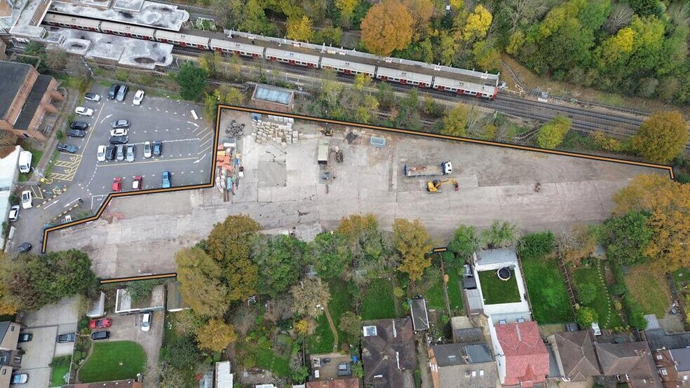 Station Yard, Ruislip to rent - Building Photo - Image 3 of 12