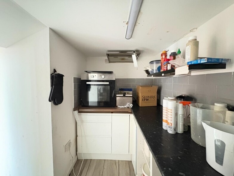 1 Oldfield Ln, Heckmondwike to rent - Interior Photo - Image 3 of 8