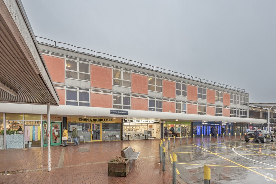 1-8 General Rees Sq, Cwmbran to rent - Primary Photo - Image 1 of 2